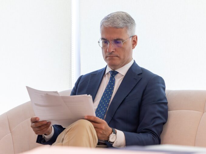 Mesajul ministrului de Ziua Muncii: Mi-ar plăcea să muncim toți, nu să şobolănim cu moţiuni de cenzură