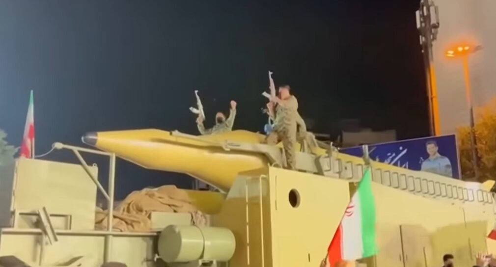 Membri ai Gărzii Revoluționare din Iran, călare pe o rachetă balistică. Au transmis mesaje anti SUA VIDEO