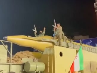 Membri ai Gărzii Revoluționare din Iran, călare pe o rachetă balistică. Au transmis mesaje anti SUA VIDEO