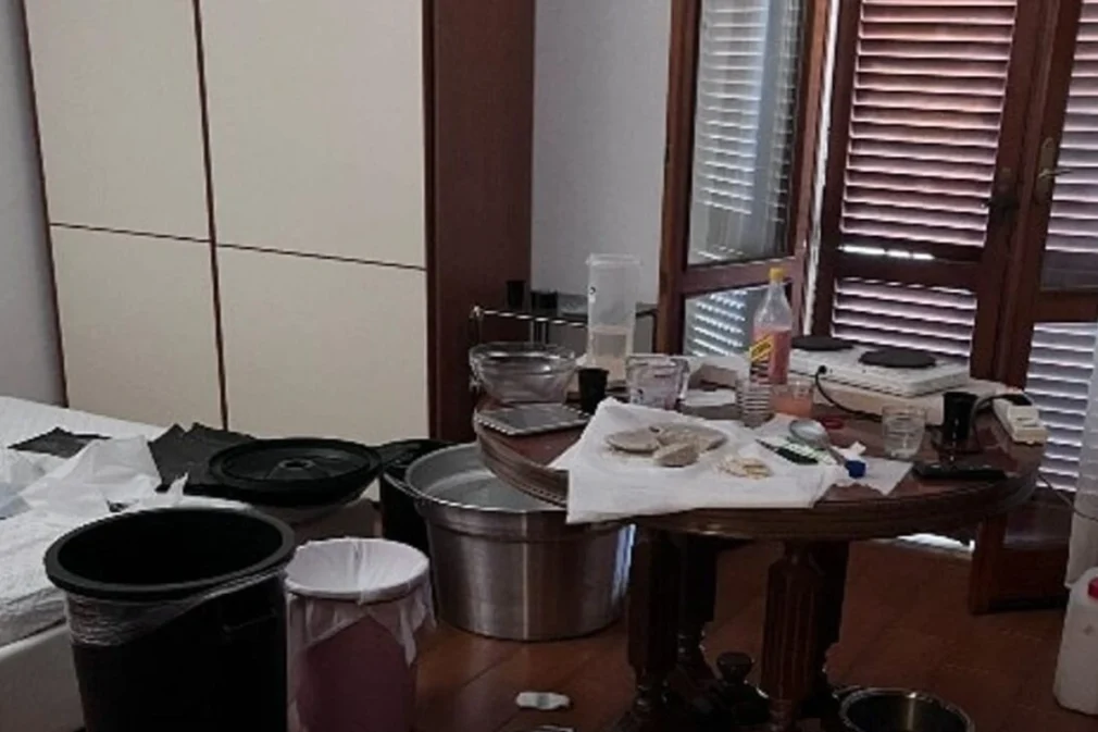 Rafinărie de cocaină într-o vilă. Doi români și un columbian au fost arestați