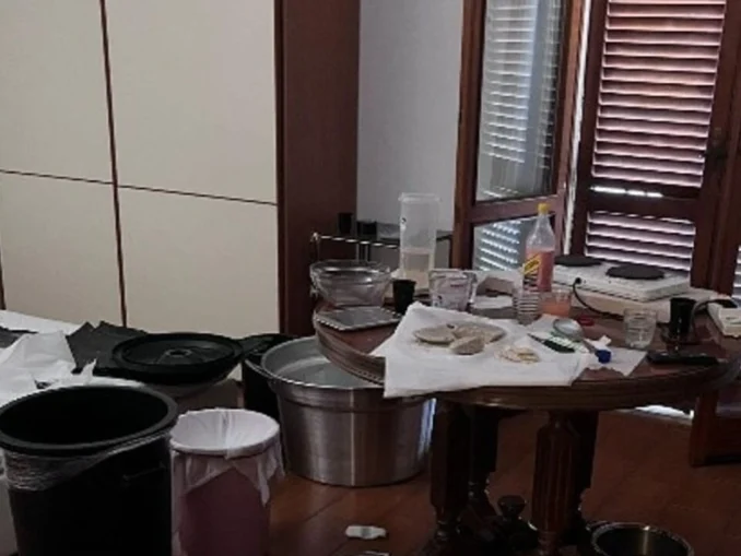 Rafinărie de cocaină într-o vilă. Doi români și un columbian au fost arestați