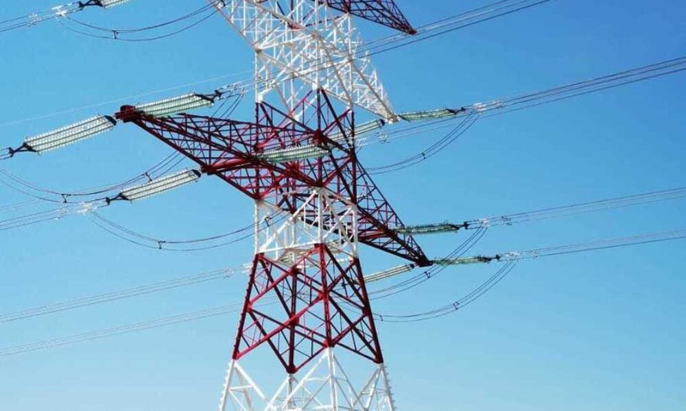 Avarii și mii de locuințe fără energie în Neamț și Harghita