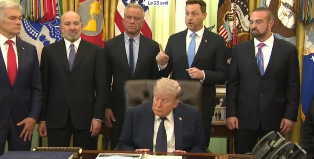 Trump pare că ațipește în Casa Albă