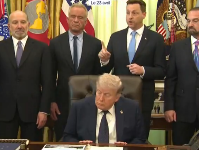 Trump pare că ațipește în Casa Albă