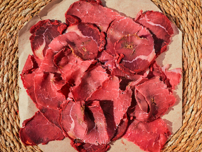 Oda pastramei. Cum a devenit alimentul românesc un clasic newyorkez