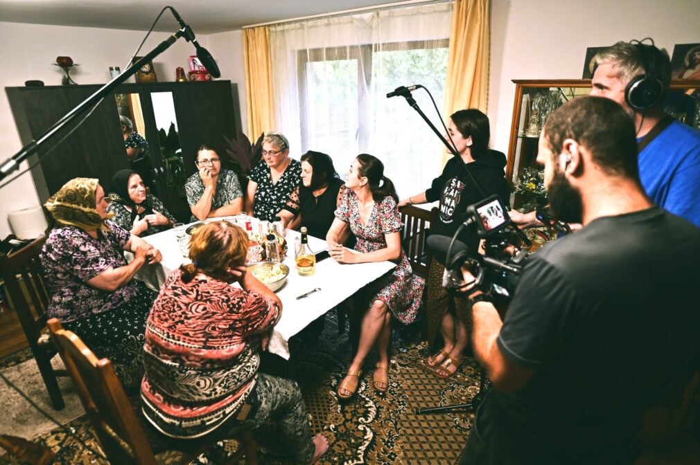„Simt că apropierea de folclor sau poate cunoașterea lui este o formă prin care ne ancorăm în acel «Tu de-al cui ești?»” – Raluca Radu, artistă & cercetătoare