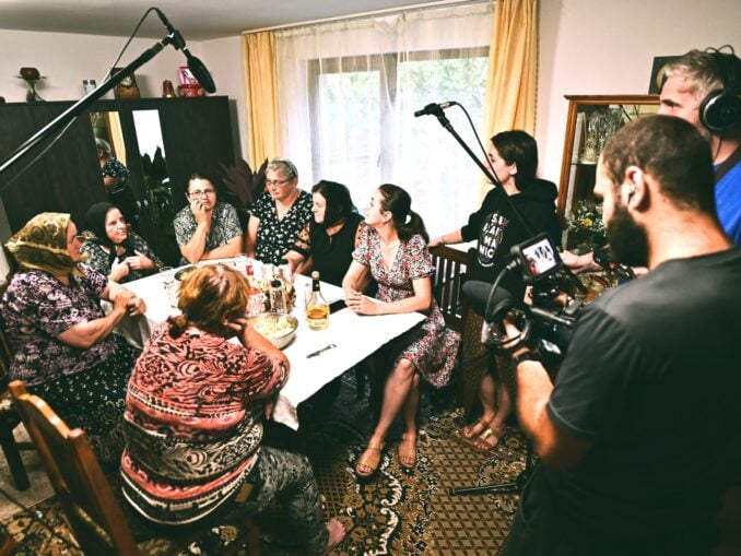 „Simt că apropierea de folclor sau poate cunoașterea lui este o formă prin care ne ancorăm în acel «Tu de-al cui ești?»” – Raluca Radu, artistă & cercetătoare
