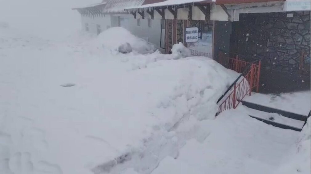 Strat consistent de zăpadă la Bâlea Lac, la început de mai. Cât măsoară