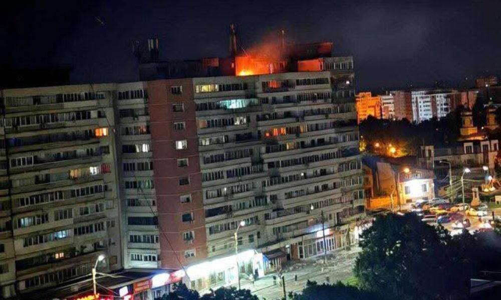 UPDATE VIDEO O dronă a căzut peste un bloc cu 10 etaje din centrul Galațiului. O mamă și copilul ei, la spital, iar alți 70 de locatari au fost evacuați 