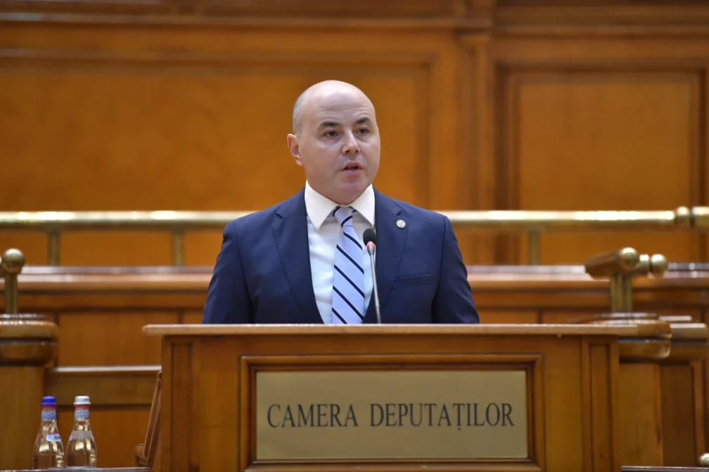 Liberalii reacționează la cearta lui Nicușor Dan: Guvernul Tomac, o struțo-cămilă