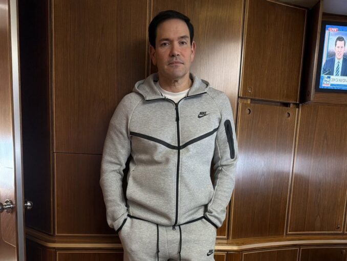 Marco Rubio l-a copiat pe Maduro. S-a pozat purtând același trening cu al liderului venezuelean în momentul capturării