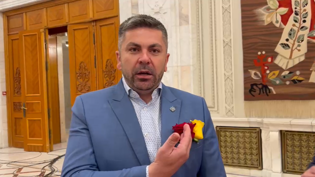 Senatorul PACE cu trandafiri în piept care nu a votat moțiunea, exclus din grup