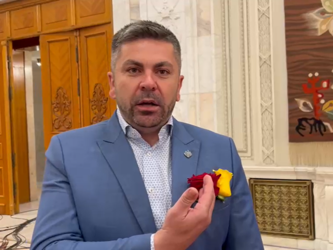 Senatorul PACE cu trandafiri în piept care nu a votat moțiunea, exclus din grup