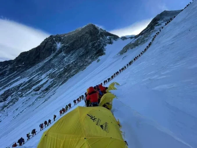 Sezonul recordurilor pe Everest. Aprope o mie de alpiniști au escaladat vârful