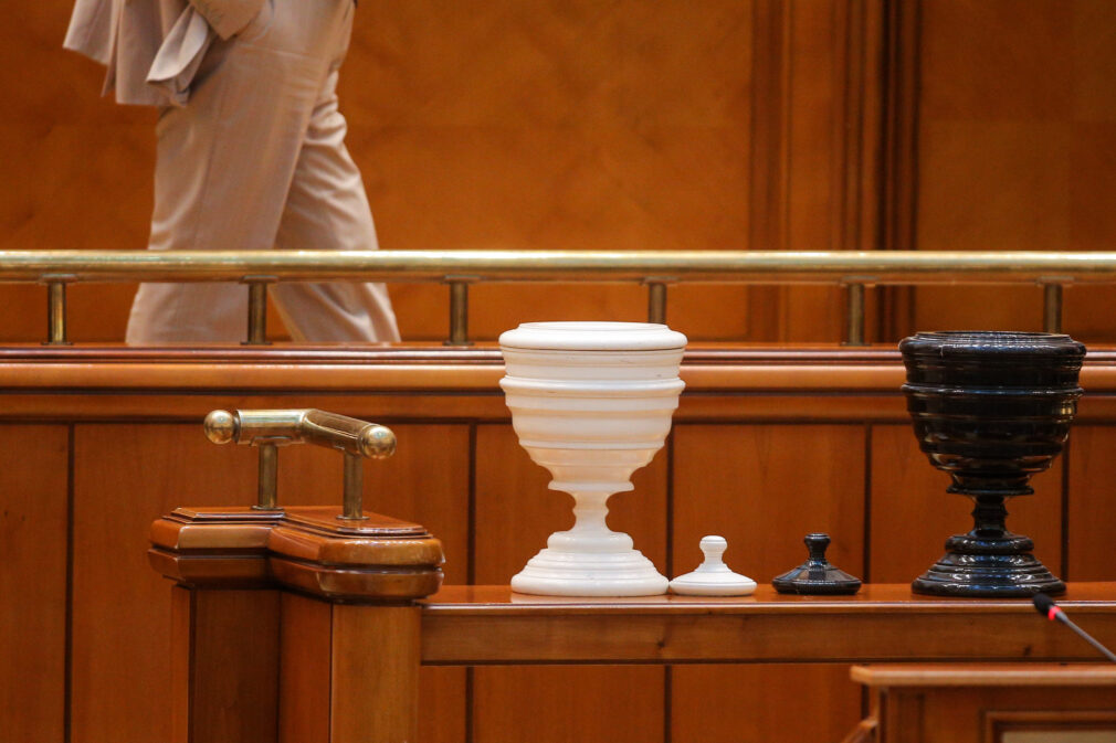 EXCLUSIV FOTO Povestea celor trei voturi anulate de la moțiune. Cazul mărgelelor