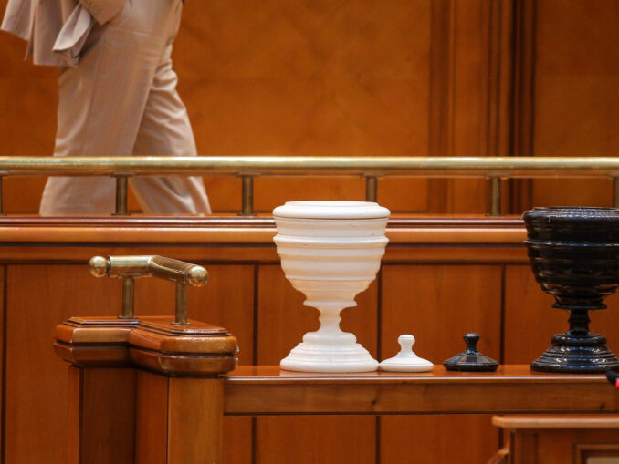 EXCLUSIV FOTO Povestea celor trei voturi anulate de la moțiune. Cazul mărgelelor