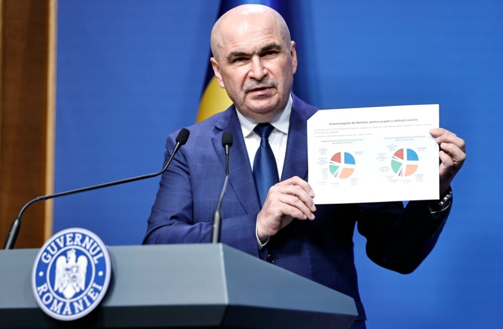 România dă pe salariile bugetarilor mai mult decât media UE, dar încasează la buget mai puțin. Soluțiile lui Bolojan: creșteri de salarii modeste sau concedieri