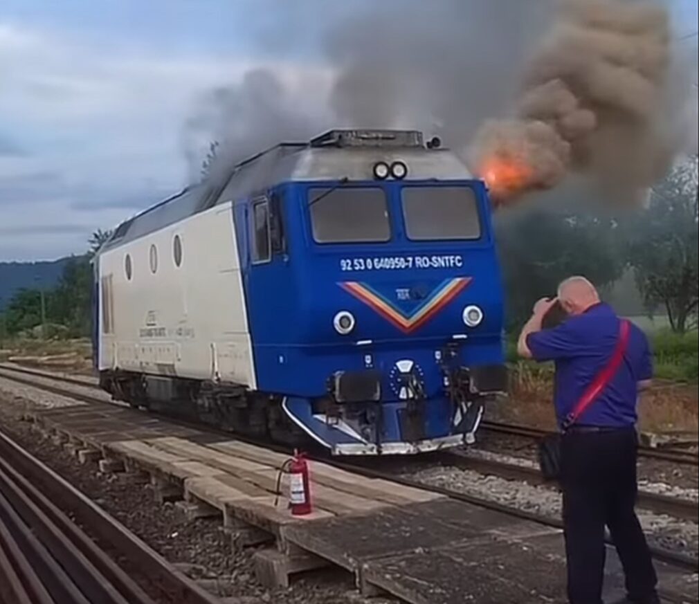 Tren cu 120 de călători evacuat în Maramureș după un incendiu la locomotivă. Traficul feroviar este blocat VIDEO