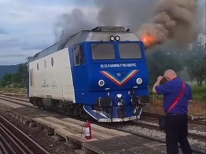 Tren cu 120 de călători evacuat în Maramureș după un incendiu la locomotivă. Traficul feroviar este blocat VIDEO