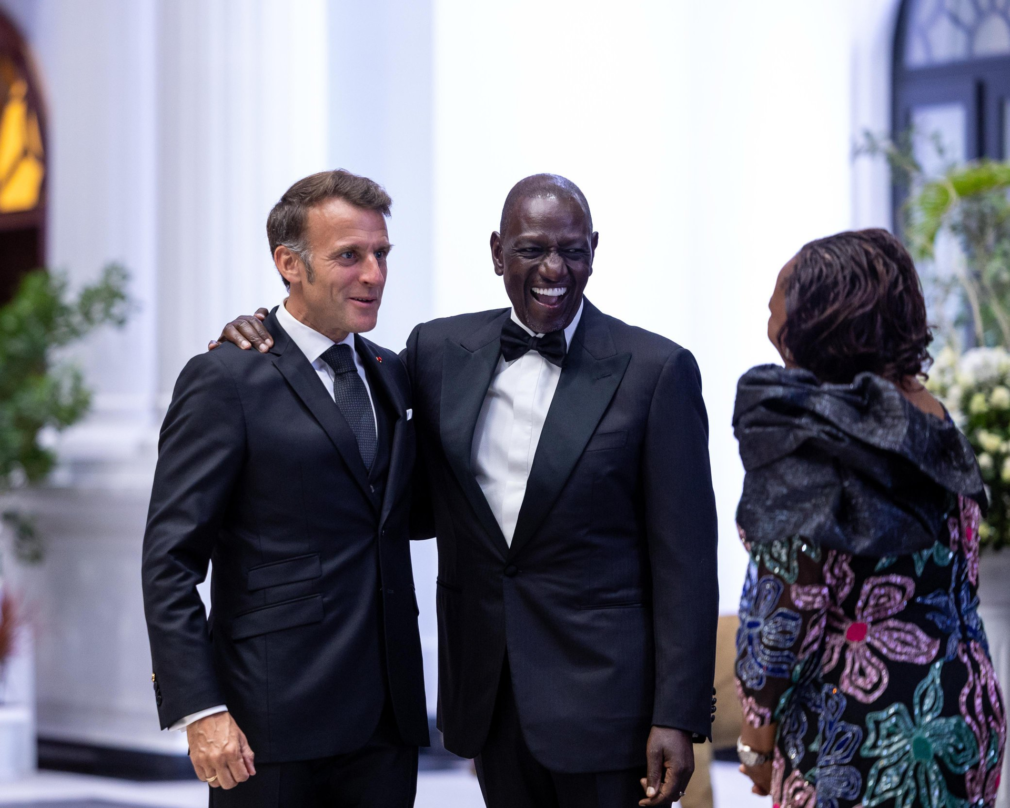 Macron joacă fotbal cu președinții Kenyei și Senegalului – VIDEO