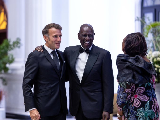 Macron joacă fotbal cu președinții Kenyei și Senegalului – VIDEO