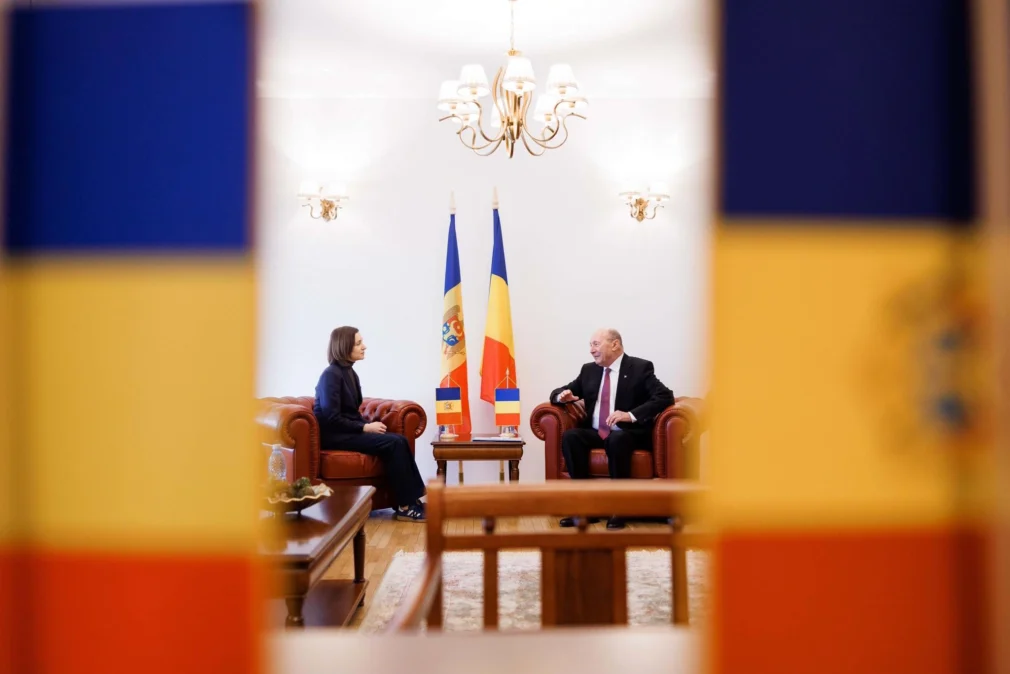 Băsescu primește „cetățenia Republicii Moldova” de la Maia Sandu