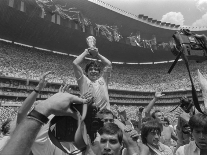 Fiica lui Maradona acuză un medic de moartea superstarului