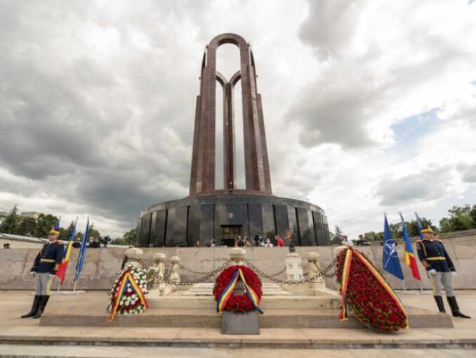 Mesaje oficiale de Ziua Eroilor: Nicușor Dan și Ilie Bolojan omagiază sacrificiul înaintașilor