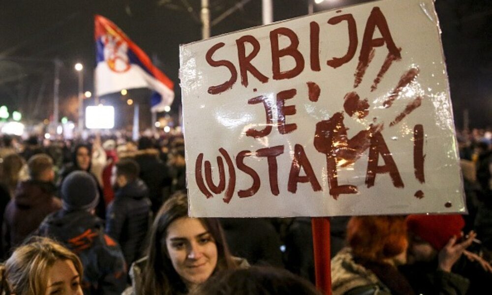 Huliganii sârbi vizează protestatarii din opoziție. „Pregătiți pentru violență”