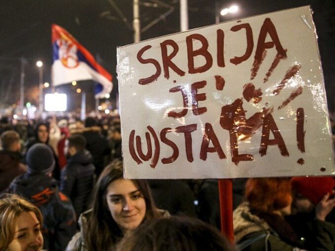 Huliganii sârbi vizează protestatarii din opoziție. „Pregătiți pentru violență”
