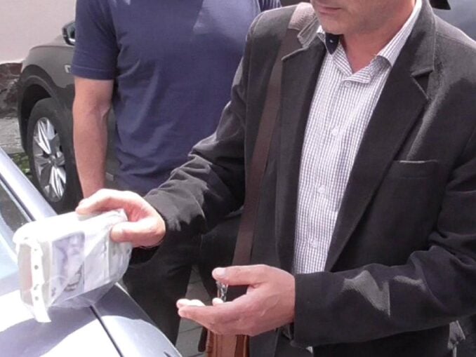 Primar prins în flagrant cu șpaga. Ancheta EPPO, coordonată de Kovesi
