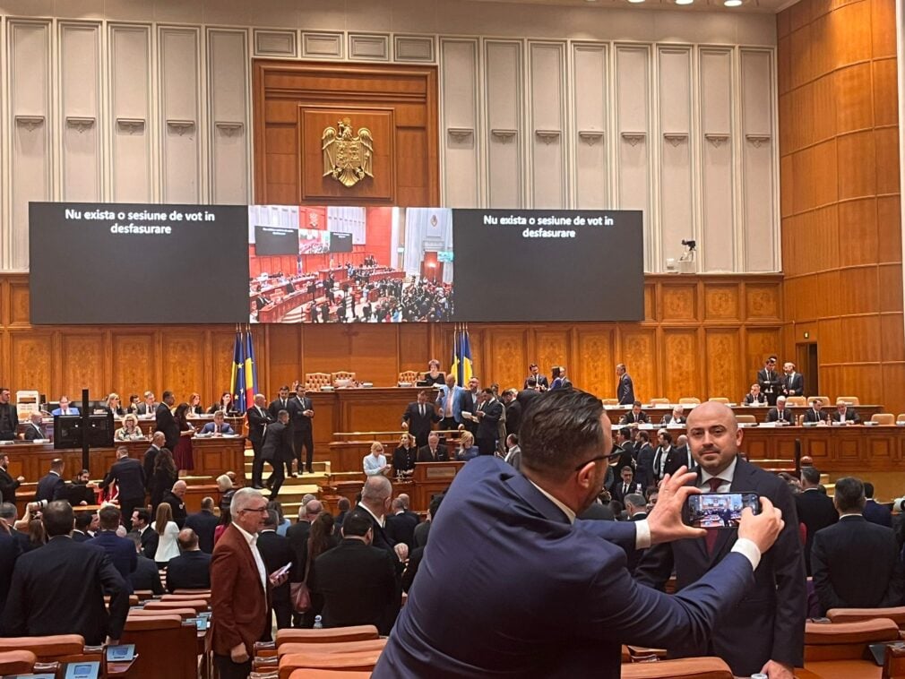 Faceți poză cu moțiunea că pică Bolojan. Repede, până nu se stinge lumina – REPORTAJ