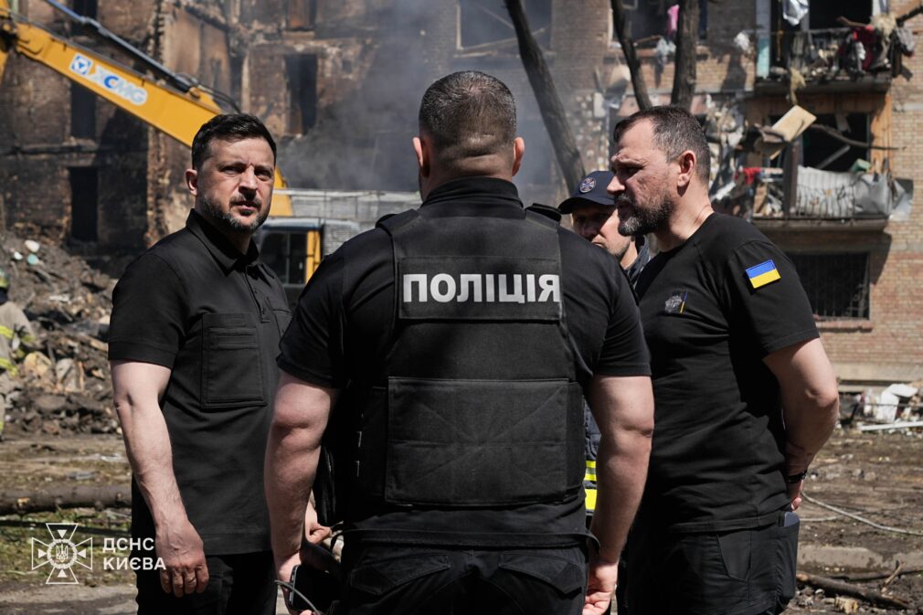 Volodimir Zelenski a vizitat cartierele devastate din Kiev, după atacul cu rachete balistice Orșenik