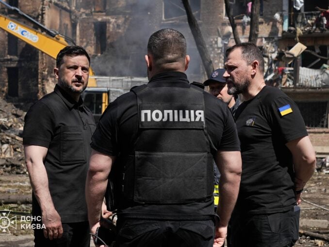 Volodimir Zelenski a vizitat cartierele devastate din Kiev, după atacul cu rachete balistice Orșenik
