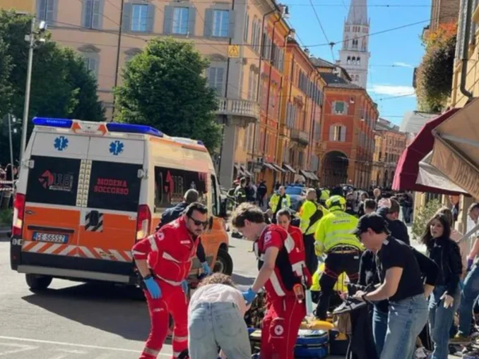 VIDEO Incident violent în centrul Modenei. O mașină a lovit mai mulți pietoni