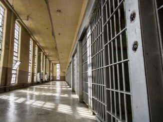 Un bărbat a intrat, pe sub poartă, în curtea Arestului Central al Poliției Capitalei ca să caute fier vechi
