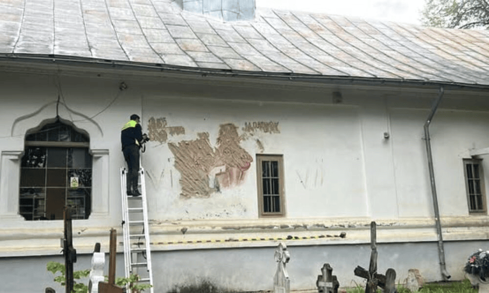 Pictură celebră din Argeș, distrusă. Localnicii se tem de un blestem