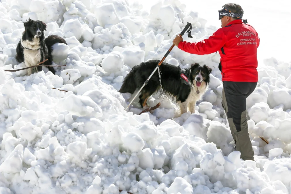 Avalanșă în Bucegi. Cel puțin o persoană prinsă sub zăpadă