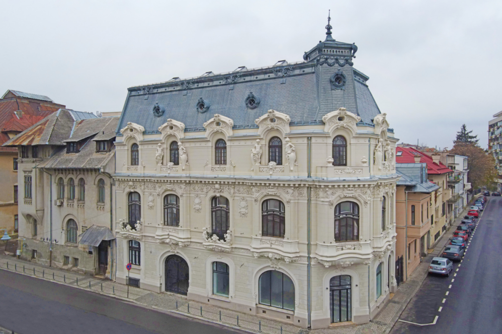 Trei decenii de pictură contemporană, expuse la Casa „Mița Biciclista”