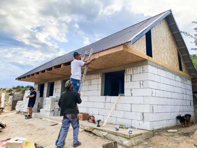 Cât te costă să construiești o casă la roșu în 2026 și de ce plătești 18.000 Euro doar meseriașii