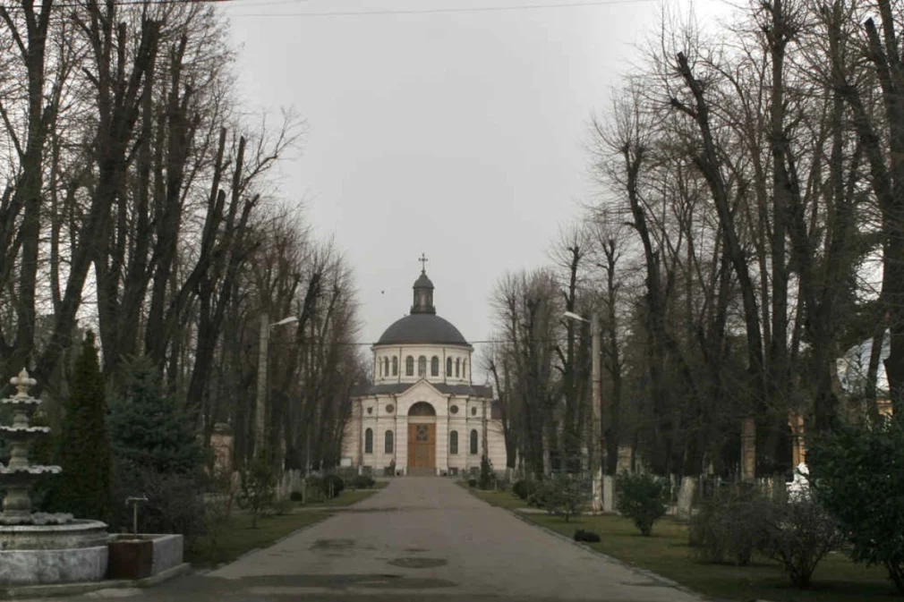 VIDEO Tinerii care au simulat acte sexuale pe mormintele din Bellu, plasați sub control judiciar