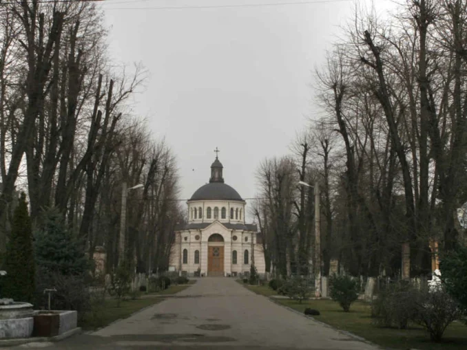 VIDEO Tinerii care au simulat acte sexuale pe mormintele din Bellu, plasați sub control judiciar