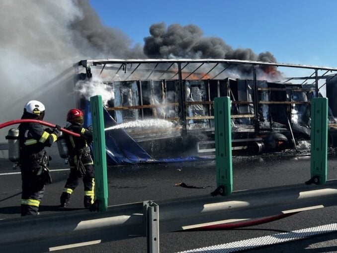 Timiș: Incendiu violent pe A1, un autotren cu frigidere a luat foc