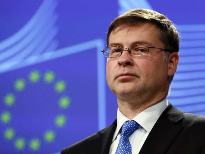 Valdis Dombrovskis: UE îşi reduce prognoza de creştere economică şi majorează estimarea privind inflaţia