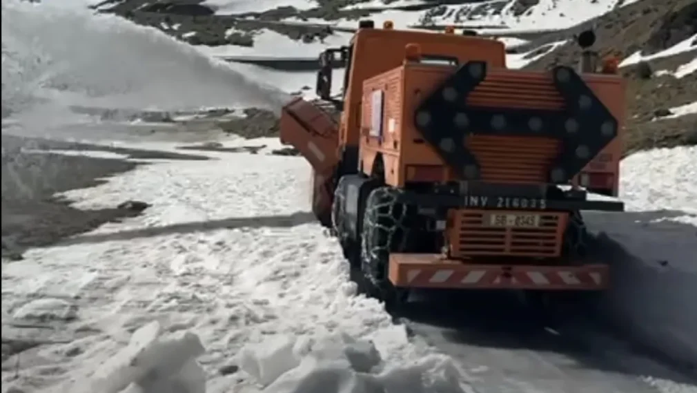 Transfăgărășanul se pregătește de vară. Drumarii au început curățarea șoselei spre Bâlea Lac VIDEO
