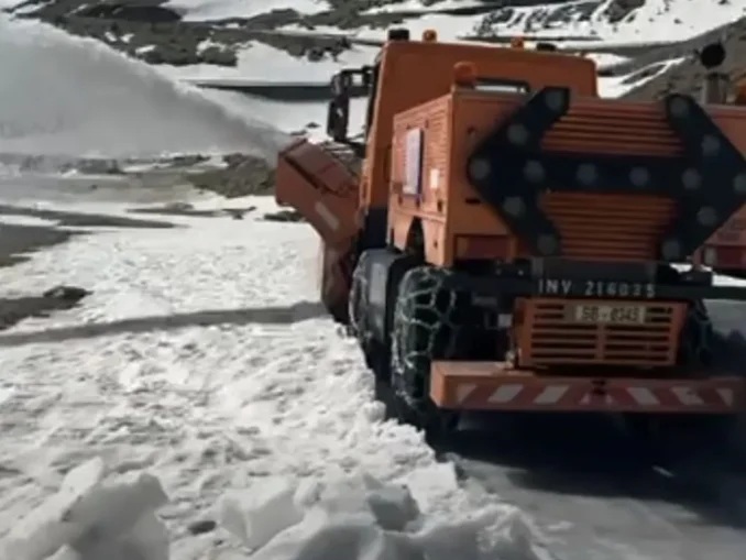 Transfăgărășanul se pregătește de vară. Drumarii au început curățarea șoselei spre Bâlea Lac VIDEO