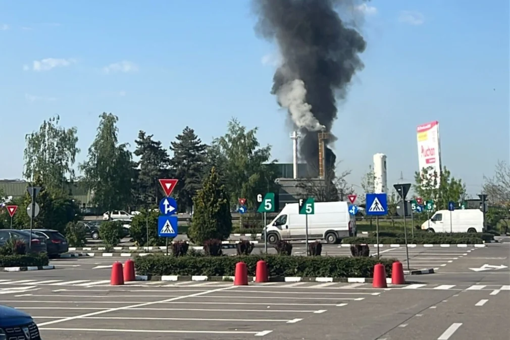 Explozie și incendiu la un depozit din Prahova. Bărbat rănit în urma deflagrației