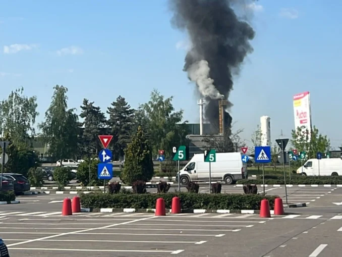 Explozie și incendiu la un depozit din Prahova. Bărbat rănit în urma deflagrației