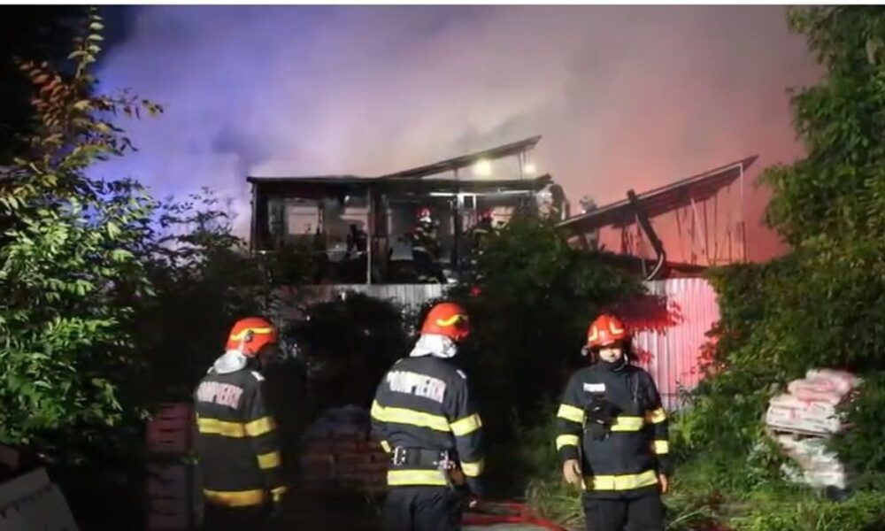 Incendiu la un restaurant şi trei magazine, pe şoseaua Colentina din Capitală
