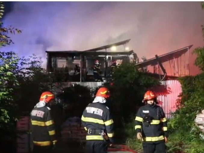Incendiu la un restaurant şi trei magazine, pe şoseaua Colentina din Capitală